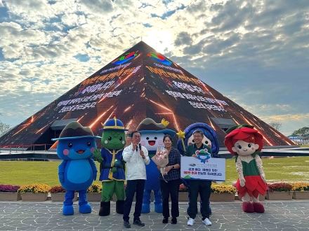 [2026여수세계섬박람회] 개막 36일 만에 관람객 100만 명 돌파…행운의 부부에 축하 선물